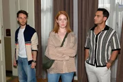 Nihat (Timur Ülker, r.) kann sich nicht erklären, weshalb Toni (Olivia Marei) so abweisend auf Robin (Fabian Hanis) reagiert.
