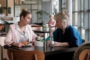 Sarah Marquardt (Alexa Maria Surholt, li.) wird von ihrer Mutter Hildegard (Doris Kunstmann, re.) in der Cafeteria der Sachsenklinik überrascht. Sie will ihre Tochter auf der Durchreise kurz besuchen, doch Sarah hat einen Termin nach dem anderen und überhaupt keine Zeit für ihre Mutter.