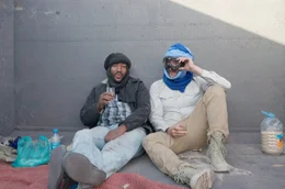 Der Fischh&auml;ndler Nave (links), und Samuel (rechts) reisen im G&uuml;terwaggon durch die W&uuml;ste.