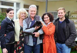 Ist die Katze gl&uuml;cklich, freuen sich die Menschen: Penelope Radke (Anne Sarah Hartung, li.), Hanne Schulz (Karin D&uuml;wel, 2. v. li.), Frido Schulz (Robert Atzorn), Rosa Sch&auml;tzlein (Eva Mattes) und David Schulz (Janek Rieke, re.).