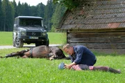 Ein furchtbarer Unfall ist geschehen. Mark Weber (Marco Girnth) kümmert sich um die junge Reiterin Charlotte Gossner (Irene Böhm), die nach dem Beinahe-Zusammenprall zunächst bewegungslos im Gras liegt. Ein furchtbarer Unfall ist geschehen. Mark Weber (Marco Girnth) kümmert sich um die junge Reiterin Charlotte Gossner (Irene Böhm), die nach dem Beinahe-Zusammenprall zunächst bewegungslos im Gras liegt.