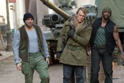 Werden erneut auf ein abenteuerliches Himmelfahrtskommando geschickt: Gunner Jensen (Dolph Lundgren, M.),  Hale Caesar (Terry Crews, r.) und Toll Road (Randy Couture, l.) ...