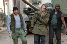 Werden erneut auf ein abenteuerliches Himmelfahrtskommando geschickt: Gunner Jensen (Dolph Lundgren, M.),  Hale Caesar (Terry Crews, r.) und Toll Road (Randy Couture, l.) ...