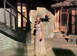 Joanne Morton (Joanna Pettet)