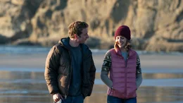 Josh (Jeremy Allen White) versteht sich gut mit seiner Schw&auml;gerin Michelle (Alison Brie).
