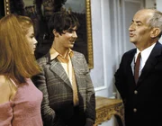 Balduin Bosquier (Louis de Fun&egrave;s, rechts) sch&ouml;pft Verdacht, dass sich Shirley MacFarrell (Martine Kelly) - anders als behauptet - nicht mit dem kulturellen Erbe Frankreichs besch&auml;ftigt und stellt ihr seinen j&uuml;ngeren Sohn G&eacute;rard (Olivier de Fun&egrave;s) als Aufpasser zur Seite.