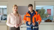 Ricarda Woitke (Ellen Schlootz, l.) ist die Chefin der Recyclingfirma, für die Robert Ohlsen (Marius Borghoff, r.) als Müllwagenfahrer arbeitet. Beide sind betroffen über den Fund des Toten. Allerdings können sie sich nicht erklären, wie und wann Misselbach in den Wagen geraten ist.