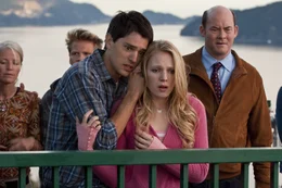 L-R: Sam (Nicholas D'Agosto), Molly (Emma Bell) und Dennis (David Koechner)