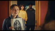 Alice (Scarlett Rayner, 2.v.l.) und Finn (Jordan Adene, 2.v.r.) beobachten, wie Bea (Aoife Hughes, l.) hartnäckig versucht, Maeves (Skye McClenaghan, r.) Erinnerung an die letzten Wochen anzuregen. Unter anderem zeigt sie Maeve ein Bild mit dem Artefakt der Libellen. Alice (Scarlett Rayner, 2.v.l.) und Finn (Jordan Adene, 2.v.r.) beobachten, wie Bea (Aoife Hughes, l.) hartnäckig versucht, Maeves (Skye McClenaghan, r.) Erinnerung an die letzten Wochen anzuregen. Unter anderem zeigt sie Maeve ein Bild mit dem Artefakt der Libellen.
