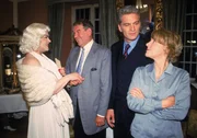Nikola (Mariele Millowitsch, re.) kann nicht fassen, dass Tim (Oliver Reinhard, li.) selbst bei dem wichtigen Essen mit Herrn Strauss (Harald Dietl) im Fummel aufkreuzen muss.