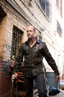 Auf der st&auml;ndigen Suche nach Adrenalinkicks, um nicht zu sterben, und getrieben von dem unb&auml;ndigen Verlangen, sich an seinem Widersacher zu r&auml;chen, jagt Chev Chelios (Jason Statham) quer durch Los Angeles und legt dabei die halbe Stadt in Schutt und Asche...