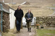 Detective Inspector Jimmy Perez (Douglas Henshall) vernimmt Freya (Saskia Reeves), die Freundin des Ermordeten.