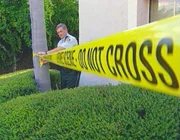 Florida: Die Polizei sperrt das Gelände um das Haus der Davidson ab. Der angesehene Arzt wurde in seiner Badewanne ertränkt. Florida: Die Polizei sperrt das Gelände um das Haus der Davidson ab. Der angesehene Arzt wurde in seiner Badewanne ertränkt.