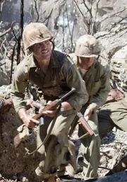 Mit einer Benzinleitung, mit der Feuer in die gegnerischen H&ouml;hlenbefestigungen gespr&uuml;ht wurde, begann ein Gemetzel auf der H&uuml;gelkette Bloody Nose Ridge, das nur wenige Japaner &uuml;berleben sollten: "Ack Ack" Haldane (Scott Gibson) ...