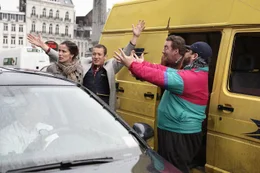 Julie Abrams (Zo&eacute; F&eacute;lix,l.) und Antoine Bailleul (Dany Boon,2.v.l.)