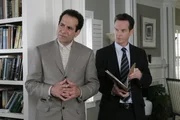 Durch eine moderne DNS-Analyse gibt es in einem Fall, den Monk (Tony Shalhoub, l.) vor 14 Jahren bearbeitet hat, eine überraschende Wendung. Hat Monk damals einen Fehler gemacht? (r. Jason Gray-Stanford als Lt. Randall Disher)