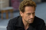 Thomas (Ioan Gruffudd) ist nachdenklich. Er hat schon wieder ein neues Detail in Zusammenhang mit Vincas mysteriösem Verschwinden herausgefunden. Thomas (Ioan Gruffudd) ist nachdenklich. Er hat schon wieder ein neues Detail in Zusammenhang mit Vincas mysteriösem Verschwinden herausgefunden.