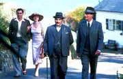 Vorne, v.li.: Hercules Poirot (David Suchet), Hastings (Hugh Fraser)
