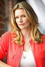 Natasha Henstridge als Agent Renee Locklear