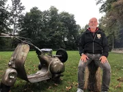 Roberto Carbone mit seiner antiken Vespa. Roberto Carbone mit seiner antiken Vespa.