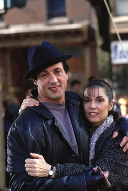 Rocky Balboa (Sylvester Stallone) ist mit seiner Frau Adrian (Taila Shire) in die Slums von Philadelphia zurueckgekehrt, nachdem er sein ganzes Vermoegen verloren hat. Ihrer Liebe kann das nichts anhaben.