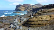 Ein Vulkanausbruch im Meer, der zwischen September 1957 und Oktober 1958 st&auml;ndig Lava auswarf, schuf an der Westspitze der Azoren-Insel Fajal neues Land. Heute wird diese gut zwei Quadratkilometer gro&szlig;e Landzunge Capelinhos genannt, ein Brutgebiet f&uuml;r viele Seev&ouml;gel. Doch das Lavagestein ist por&ouml;s und br&uuml;chig. So hat die m&auml;chtige Brandung des Atlantik einen Gutteil des Neulands auch schon wieder im Meer versinken lassen.