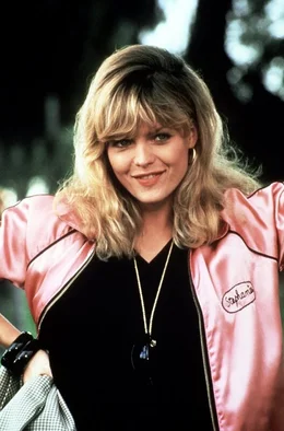 Als pl&ouml;tzlich ein geheimnisvoller Motorrad-Held auftaucht, kommt Stephanie Zinone (Michelle Pfeiffer), die Anf&uuml;hrerin der 'Pink Ladies', gef&uuml;hlsm&auml;&szlig;ig ziemlich ins Gr&uuml;beln ...