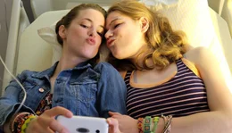 Beste Freundinnen auch in der Not: Riekes Tochter Leonie (Alexandra Martini, li.) besucht Jessica (Llewellyn Reichmann, re.) im Krankenhaus.