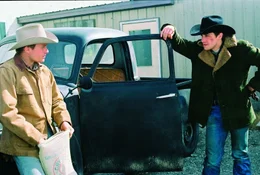 Schon bald wird klar, dass Ennis (Heath Ledger, l.) nicht mit seinen Gef&uuml;hlen f&uuml;r Jack (Jake Gyllenhaal, r.) umgehen kann. Er bekommt schreckliche Wutausbr&uuml;che. Am Ende der Saison trennen sich ihre Wege und Ennis fl&uuml;chtet in eine Ehe ...
