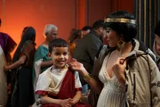 Kleopatra (Pegah Ferydoni) und ihr Sohn Caesarion empfangen Gäste in ihrer Villa in Trastevere. Die Römer nannten Kleopatra zwar "die Hure vom Nil", doch ihren Modestil kopierten viele Damen der römischen Gesellschaft.
