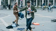 Für sein Kunstprojekt, verstreut der Künstler Schuhe und Taschen auf einem städtischen Platz: Juan Lo Sasso als Amadeo Reyes (vorne)