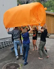 Erstes Survival-Training mit dem Group Shelter: Auf dem Schulgelände wird der Einsatz eines Notzelts für unterwegs geprobt.