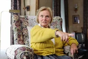 Wird als Opfer auserkoren, um Jelas Schicksal abzuwenden: die missgelaunte Nachbarin Frau Griek (Ruth Maria Kubitschek), die seit 20 Jahren auf den Tod wartet ...