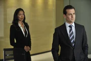 Nachdem sich Harveys (Gabriel Macht) Verdacht bestätigt hat, verlangt Jessica (Gina Torres) einen schnellen Abschluss des Falls.