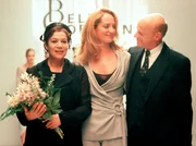 Der Tuchhändler Carl Trakenberg (Dietrich Hollinderbäumer) und die Modedesignerin Puppe Mandel (Hannelore Elsner, li.) gratulieren Isabelle (Natalia Wörner) zu ihrem ersten großen Erfolg. Weiteres Bildmaterial finden Sie unter www.br-foto.de.