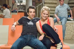 Kirk (Jay Baruchel, l.) kann kaum fassen, dass Traumfrau Molly (Alice Eve, r.) tats&auml;chlich in ihn verliebt ist!