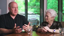 Judith Meisel (r), &Uuml;berlebende des KZ-Stutthof, mit ihrem Sohn Michael Cohen in Minneapolis.