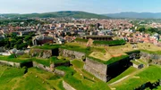 Majestätisch erhebt sich die Zitadelle über der Stadt Belfort – Einmal im Jahr Kulisse für ein Enduro-Rennen.