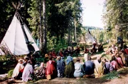 Nachdem sie zeitweise zwischen den Häuserblocks von Paris in Tipis gelebt haben, lassen sich die Mitglieder des „Stammes“ um Norman William schließlich im hohen Norden Finnlands nieder.