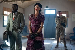 Richard Heron (Babs Olusanmokun, l.); Marjorie Stewart (Eiza Gonz&aacute;lez, r.)