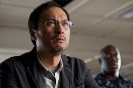 W&auml;hrend das Milit&auml;r fest davon &uuml;berzeugt ist, dass Godzilla B&ouml;ses plant, ahnt Dr. Ichiro Serizawa (Ken Watanabe), dass diese Riesenechse die Macht hat, das Gleichgewicht der Natur wiederherzustellen ...