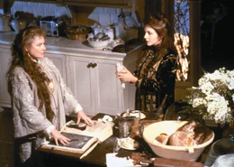 Nach einem magischen Rezept brauen die zwei Hexen-Tanten Jet (Diane Wiest, l.) und Frances (Stockard Channing) ein besonderes S&uuml;ppchen...