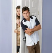 (1. Staffel) - Charlie (Charlie Sheen, r.) ist ein recht wohlhabender Junggeselle mit einem Haus am Strand und einem Jaguar in der Garage. Nachdem sich sein Bruder Alan (Jon Cryer, oben l.) hat scheiden lassen, zieht er mit seinem Sohn Jake (August T. Jones, unten l.) bei Onkel Charlie ein. Das Chaos beginnt ...