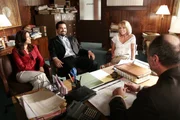 Gabrielle (Eva Longoria, l.) und Carlos (Ricardo Antonio Chavira, 2.v.l.) beschlie&szlig;en, Libbys Baby zu adoptieren, doch Libby (Nichole Hiltz, 2.v.r.) m&ouml;chte eine finanzielle Gegenleistung daf&uuml;r. Doch Anwalt Eugene Beale (John Kapelos, r.) entgegnet, dass niemals f&uuml;r das Baby bezahlt werden d&uuml;rfte ...