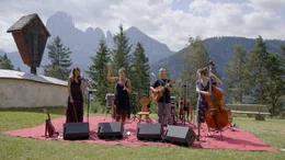 Ganes geben ein Konzert vor der Kulisse der Dolomiten.