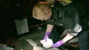 Ein mörderischer Job - Kurz vor 22 Uhr in Los Angeles, Kalifornien. Um diese Zeit herrscht immer noch Hochbetrieb auf den Straßen und im Sheriff?s Department gehen ständig Notrufe ein. Es beginnt eine stressige Zeit für die Leichenbeschauerin Julie Wilson (Foto).