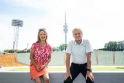 In der Auftaktfolge der neuen Staffel trifft Marianne Kreuzer die Torwartlegende Sepp Maier. Der heute 76-Jährige gewann in seiner Fußball-Karriere alles, was es zu gewinnen gibt, wurde Weltmeister und Europameister. Als ersten Lieblingsort hat der leidenschaftliche Golfer seinen Heimat-Golfclub in Ebersberg gewählt. Dort verrät er zum Beispiel, warum er jahrelang einen Fußball mit ins Bett genommen hat. Weitere Stationen sind das Olympiastadion und das Valentin-Karlstadt-Musäum in München. Seine Fähigkeit, Karl Valentin zu parodieren, ist legendär. In der Auftaktfolge der neuen Staffel trifft Marianne Kreuzer die Torwartlegende Sepp Maier. Der heute 76-Jährige gewann in seiner Fußball-Karriere alles, was es zu gewinnen gibt, wurde Weltmeister und Europameister. Als ersten Lieblingsort hat der leidenschaftliche Golfer seinen Heimat-Golfclub in Ebersberg gewählt. Dort verrät er zum Beispiel, warum er jahrelang einen Fußball mit ins Bett genommen hat. Weitere Stationen sind das Olympiastadion und das Valentin-Karlstadt-Musäum in München. Seine Fähigkeit, Karl Valentin zu parodieren, ist legendär.