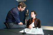 Lukas Hundt (Oliver Franck, l.) und Kristina Katzer (Isabell Gerschke, im HG.) beim Verhör von Tobias Werther (Mirko Lang, r.).