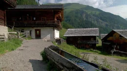 Die Alfenalm der Familie Schaller liegt &uuml;ber 1700 Meter hoch. Sie wird an Wanderer und Bergsteiger ganzj&auml;hrig vermietet und dient der Familie somit als zweites Standbein.