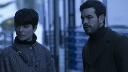 L-R: Laura Vidal (B&aacute;rbara Lennie) und Adri&aacute;n Doria (Mario Casas)